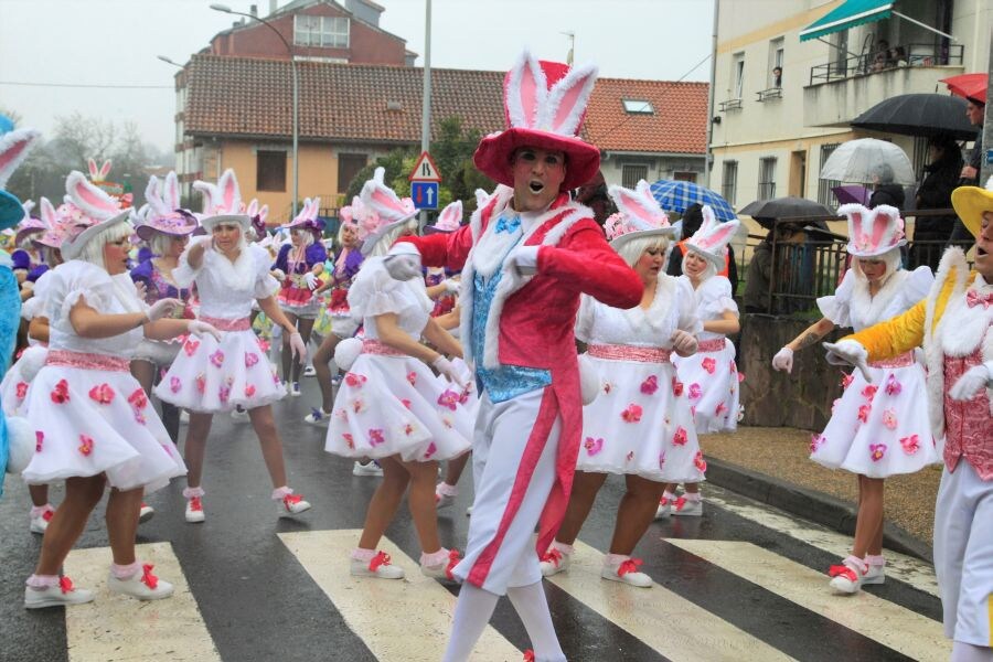 La lluvia y el frío no han impedido el desfile que ha llevado el color hasta las calles de Altza. 