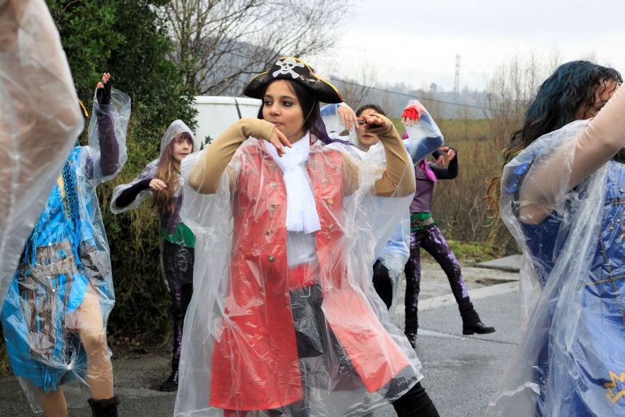 La lluvia y el frío no han impedido el desfile que ha llevado el color hasta las calles de Altza. 