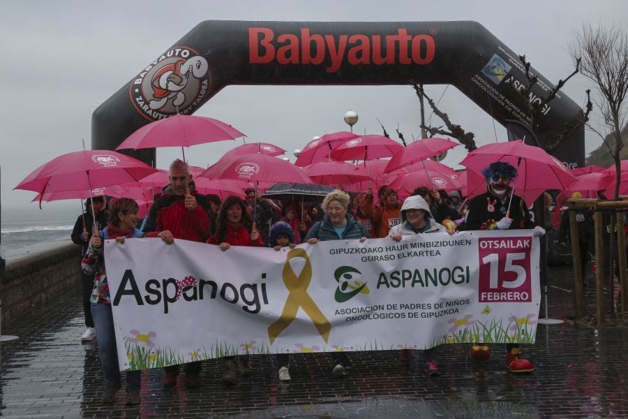Alrededor de 600 personas han participado hoy en la VI Marcha Nórdica organizada por Aspanogi, la Asociación de Familiares de Niños con Cáncer de Gipuzkoa
