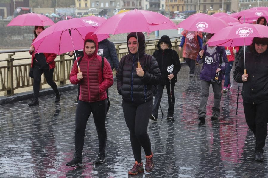 Alrededor de 600 personas han participado hoy en la VI Marcha Nórdica organizada por Aspanogi, la Asociación de Familiares de Niños con Cáncer de Gipuzkoa