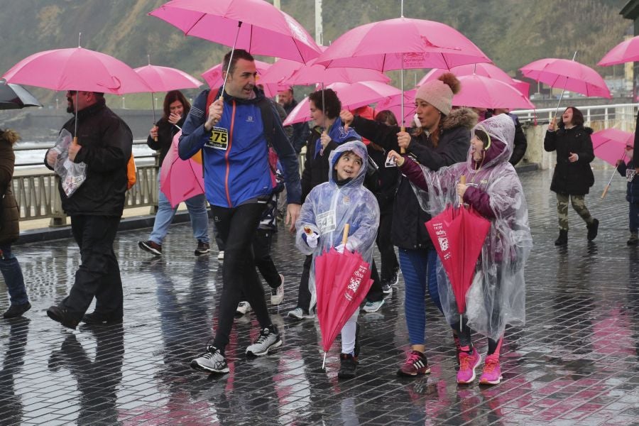 Alrededor de 600 personas han participado hoy en la VI Marcha Nórdica organizada por Aspanogi, la Asociación de Familiares de Niños con Cáncer de Gipuzkoa