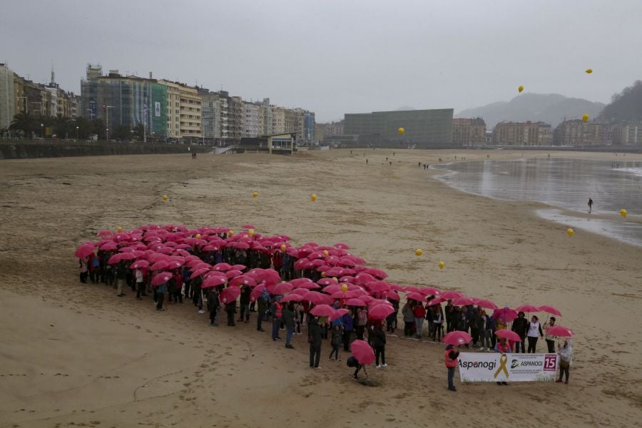 Alrededor de 600 personas han participado hoy en la VI Marcha Nórdica organizada por Aspanogi, la Asociación de Familiares de Niños con Cáncer de Gipuzkoa