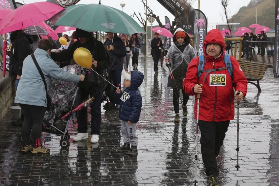 Alrededor de 600 personas han participado hoy en la VI Marcha Nórdica organizada por Aspanogi, la Asociación de Familiares de Niños con Cáncer de Gipuzkoa