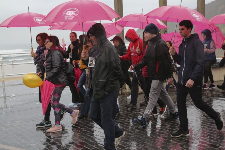 Alrededor de 600 personas han participado hoy en la VI Marcha Nórdica organizada por Aspanogi, la Asociación de Familiares de Niños con Cáncer de Gipuzkoa