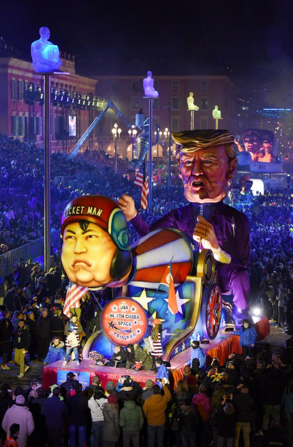 Las carrozas más coloridas y originales participan en el desfile de carrozas de Niza. Este año, la ciudad dedicó un especial interés a los políticos internacionales como Donald Trump, Theresa May y Kim Jong Un.