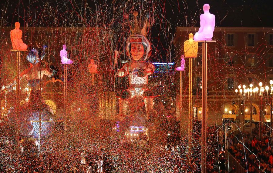 Las carrozas más coloridas y originales participan en el desfile de carrozas de Niza. Este año, la ciudad dedicó un especial interés a los políticos internacionales como Donald Trump, Theresa May y Kim Jong Un.