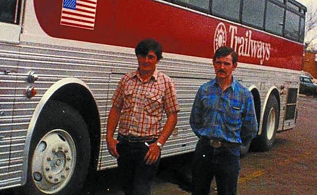 Imagen principal - Goiko argazkian, Garaikoetxea eta Sorrarain 1986an, Kaliforniara bidean. Behekoan,. Dolores Malaxetxeberriarekin.