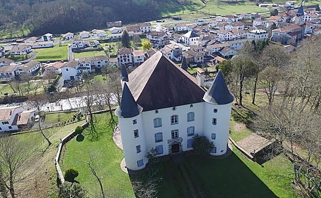 Artxiboko argazkian, Etxauzia gaztelua.