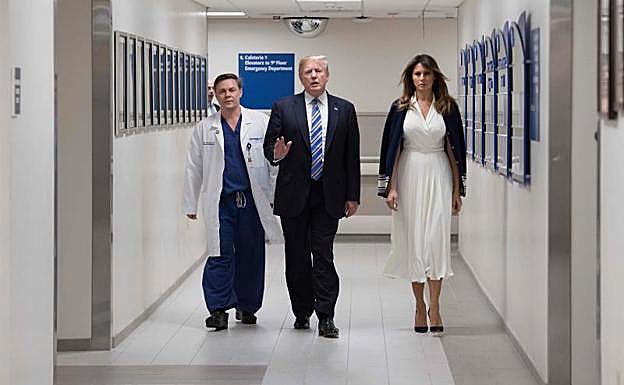 Trump y su esposa, Melania, visitan a los heridos en el tiroteo de Florida. 
