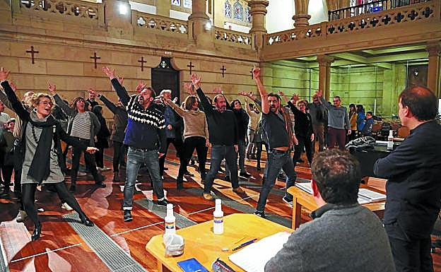 Los componentes del coro Adao y la Escolanía Easo, ayer, durante un momento del ensayo en la iglesia de Zorroaga.