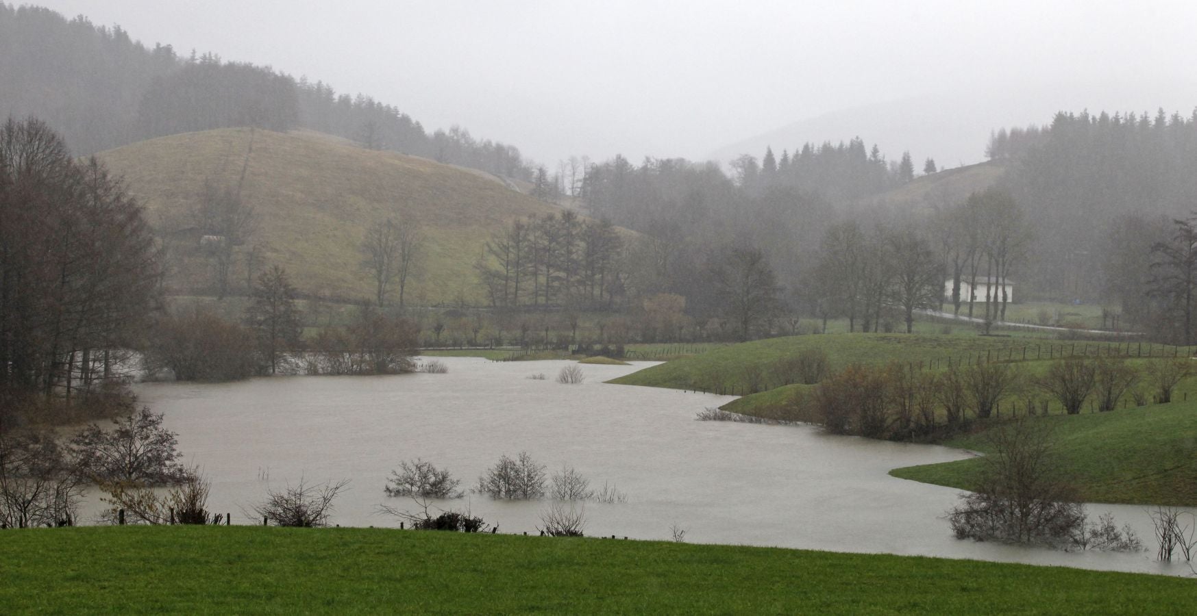 Inundaciones puntuales de los ríos guipuzcoanos tras las intensas lluvias de los últimos días. 
