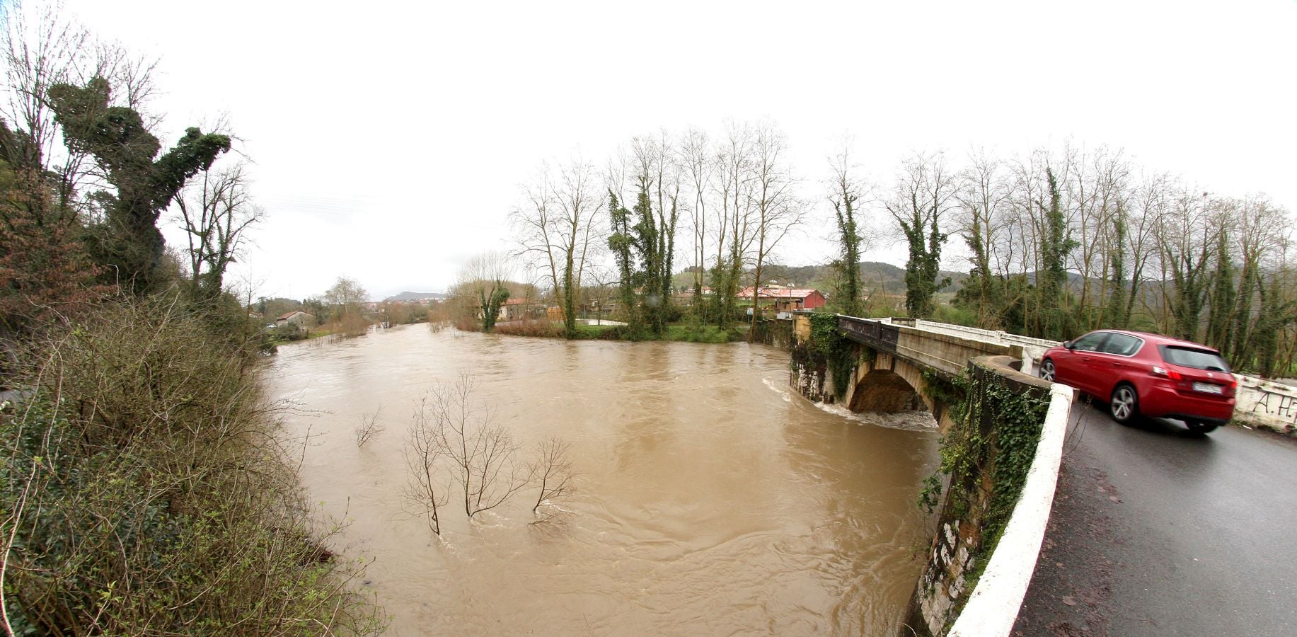 Inundaciones puntuales de los ríos guipuzcoanos tras las intensas lluvias de los últimos días. 