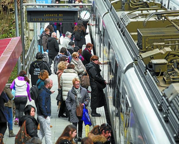 Pasajeros subiendo al topo en la parada del paseo Colón. 