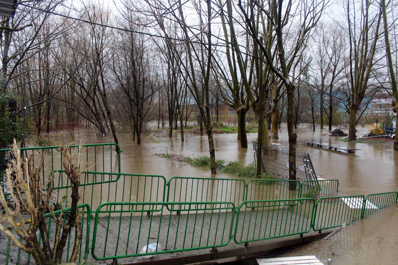 Inundaciones puntuales de los ríos guipuzcoanos tras las intensas lluvias de los últimos días. 