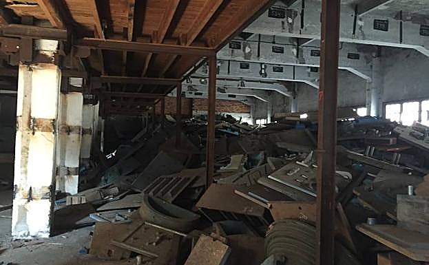 Imagen principal - En las fotografías cedidas por el Ayuntamiento de Urretxu, el almacén antes y después de la limpieza.