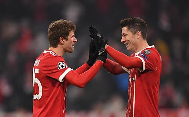 Müller y Lewandowski se felicitan tras uno de sus goles. 