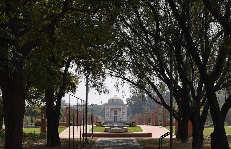 El jardín de Mughal, una vez olvidado, en el corazón de Nueva Delhi, vuelve a abrir sus puertas el 21 de febrero después de años de minucioso trabajo de conservación, creando un nuevo parque público en la extensa capital de la India. El jardín de 36 hectáreas ha sido inaugurado formalmente por Aga Khan, cuya Fundación para la Cultura ha ayudado a recrear el jardín clásico y restaurar sus desmoronados monumentos del siglo XVI.