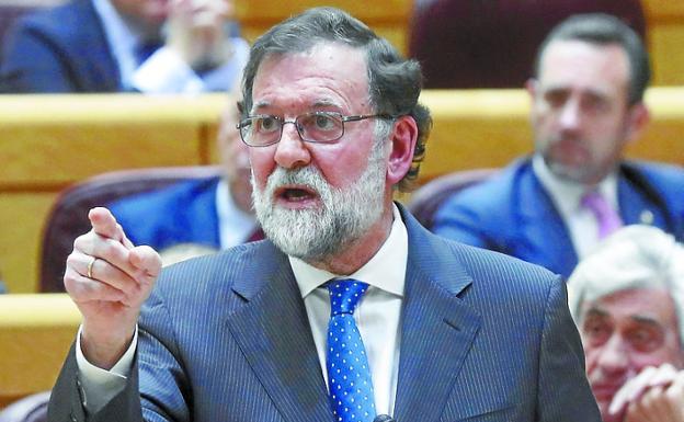 Jokin Bildarratz hizo una pregunta a Mariano Rajoy ayer en la sesión de control del Senado. A la derecha, el presidente le contesta. 