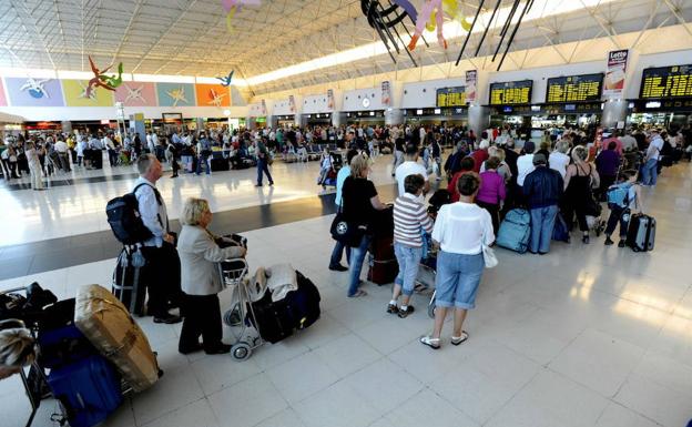Varios turistas esperan en el aeropuerto de Gran Canaria. 