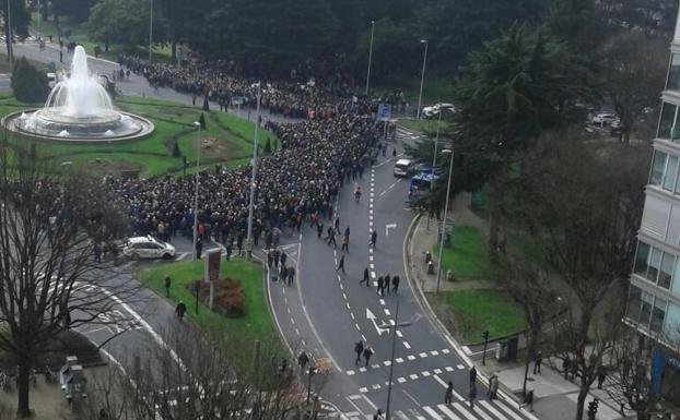 Manifestantes rodeando la plaza de Pío XII. 