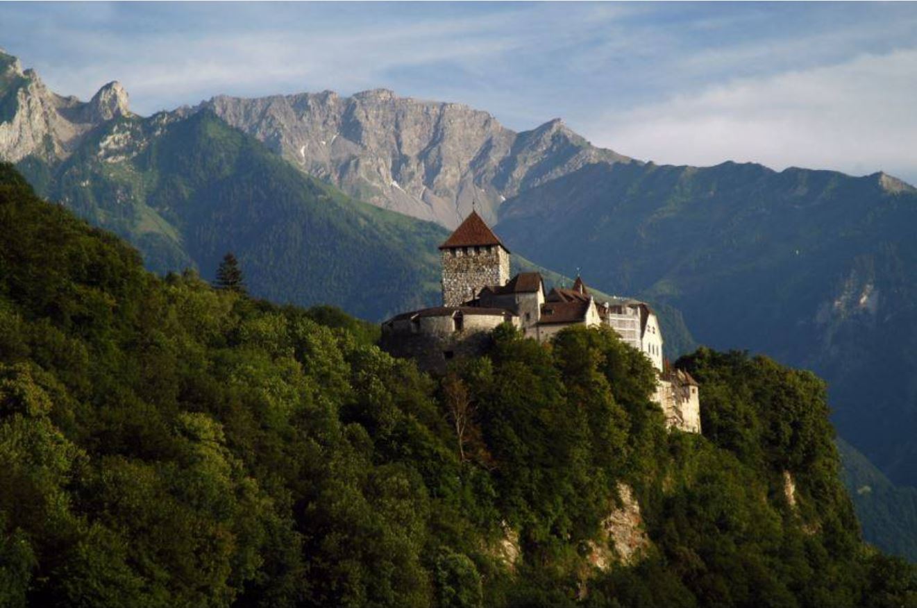 Liechtenstein (Europa) | Sus 160 kilómetros cuadrados de extensión lo sitúan como el sexto país más pequeño del mundo. En 2016 recibió 69.000 visitantes. No tiene acceso al mar y tampoco aeropuerto (el más cercano es el de Zúrich). Sin embargo, entre sus atractivos se encuentra el castillo de Vaduz (en la imagen), que fue residencia oficial del príncipe Juan Adán II de Liechtenstein y su familia.