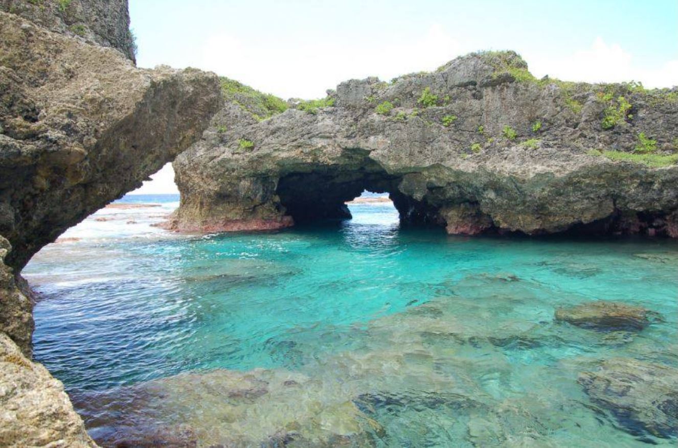 Niue (Oceanía) | También conocido como 'la roca de Polinesia', Niue recibió en 2016 la visita de 8.000 turistas internacionales. Alofi es su capital, que tiene una población de alrededor de 500 habitantes. Este país insular sobre el Pacífico sur tiene un autogobierno pero está asociado a Nueva Zelanda y es miembro de la Commonwealth. Tiene 262 kilómetros cuadrados y es una de las islas coralinas más grandes del mundo. El viajero puede disfrutar de acantilados de piedra caliza por toda la costa y bonitos arrecifes de coral.