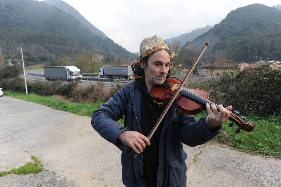 El mendarotarra Joseba Olazabal se ha pasado al otro lado de la autopista para seguir protestando por el ruido que provoca el tráfico 