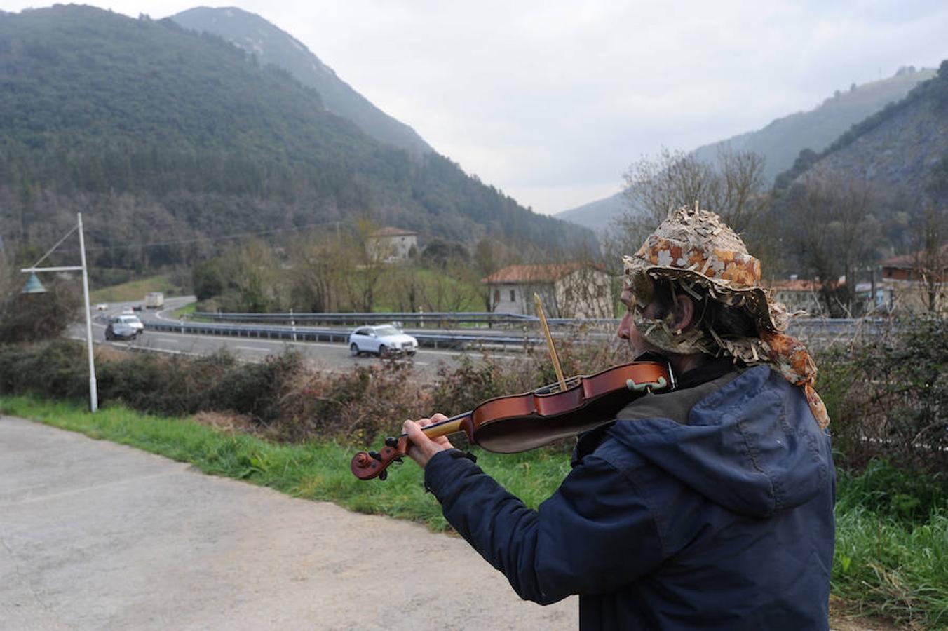 El mendarotarra Joseba Olazabal se ha pasado al otro lado de la autopista para seguir protestando por el ruido que provoca el tráfico 