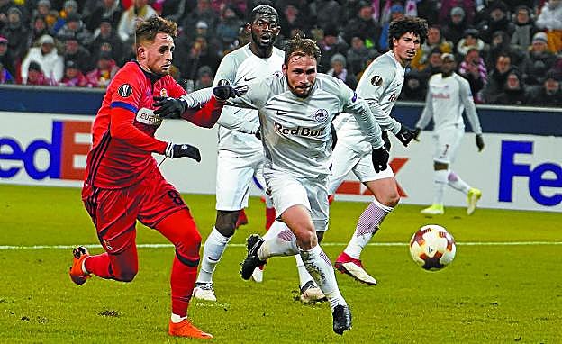 Pugna. Janujaj intenta superar en carrera a Berisha para tratar de hacerse con el balón, ayer en el Red Bull Arena.