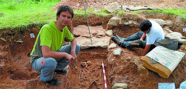 El doctor en Historia Josu Etxezarraga en una de sus excavaciones. 