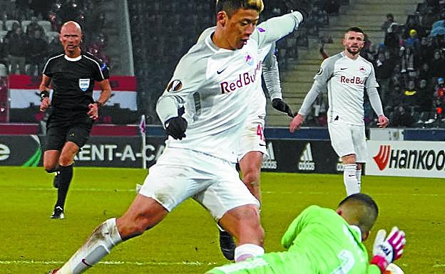 Penalti. Rulli, en la acción en la que cometió penalti sobre Hwang.