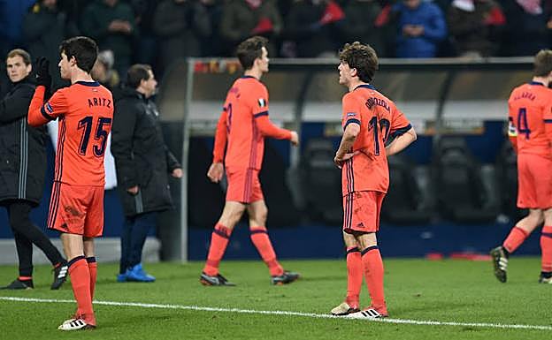 Los jugadores de la Real Sociedad, tristes tras caer eliminados