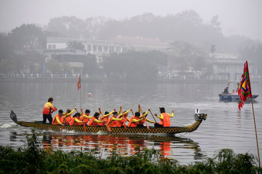 En honor al 'Gran Rey Phung Hung' los ciudadanos de Honoi, Vietnam, celebran nueve días de festividad. Además de bailes tradicionales por las calles de la localidad, la festividad incluye una carrera de barcas dragón por el lago.