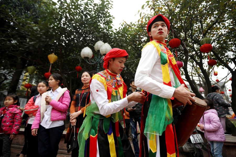 En honor al 'Gran Rey Phung Hung' los ciudadanos de Honoi, Vietnam, celebran nueve días de festividad. Además de bailes tradicionales por las calles de la localidad, la festividad incluye una carrera de barcas dragón por el lago.