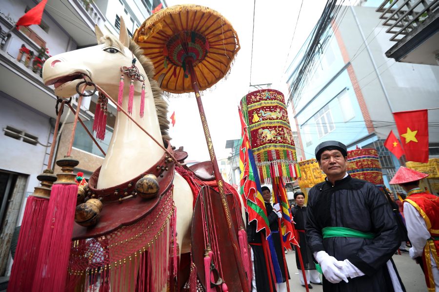 En honor al 'Gran Rey Phung Hung' los ciudadanos de Honoi, Vietnam, celebran nueve días de festividad. Además de bailes tradicionales por las calles de la localidad, la festividad incluye una carrera de barcas dragón por el lago.