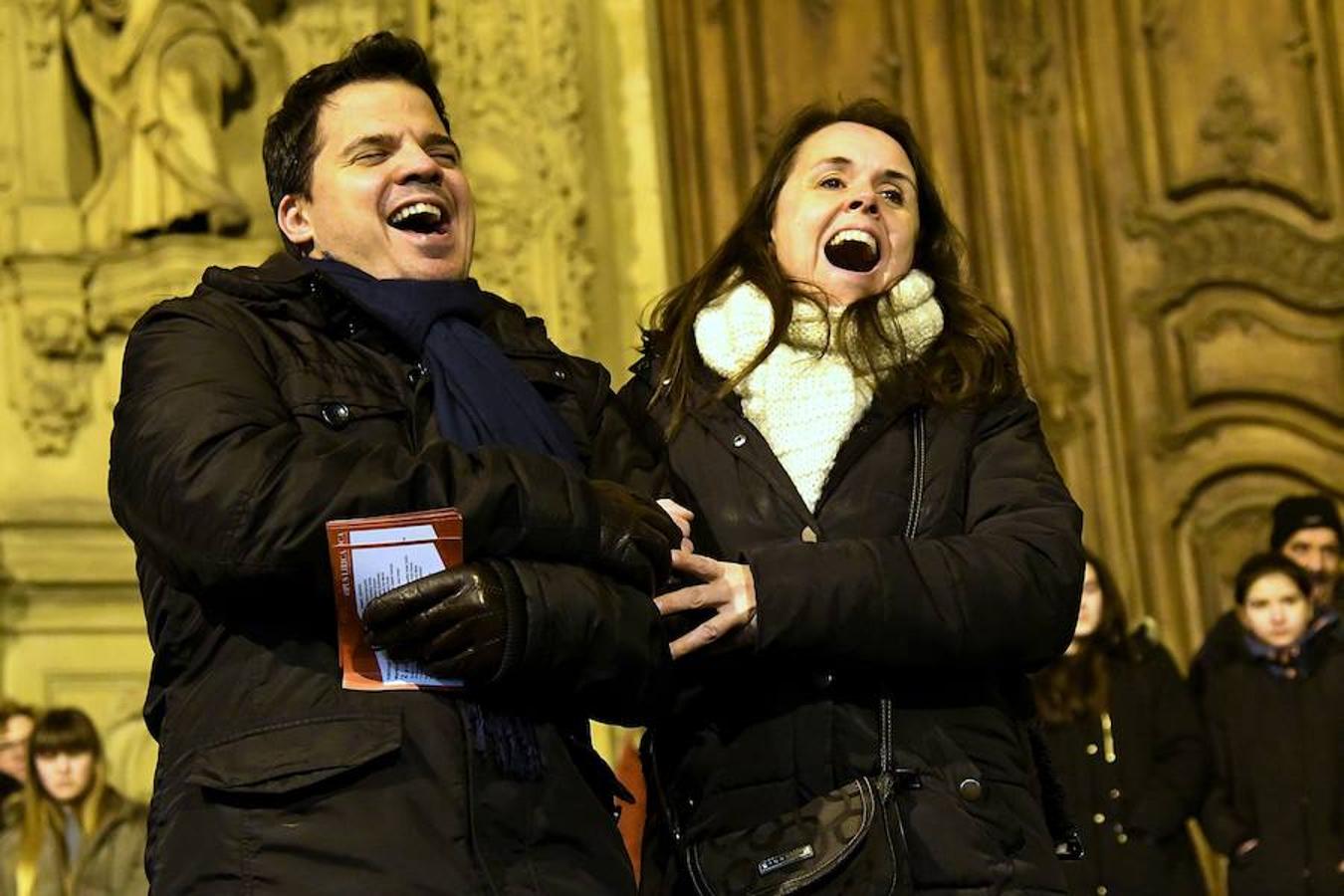 La soprano Ainhoa Garmendia y los cantantes de Opus Lirica improvisan un 'flashmob' junto a la iglesia de Santa María de la Parte Vieja