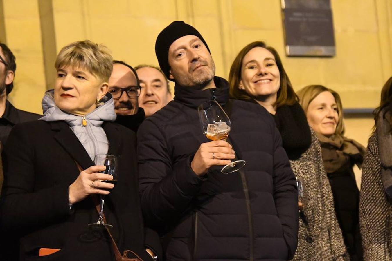 La soprano Ainhoa Garmendia y los cantantes de Opus Lirica improvisan un 'flashmob' junto a la iglesia de Santa María de la Parte Vieja