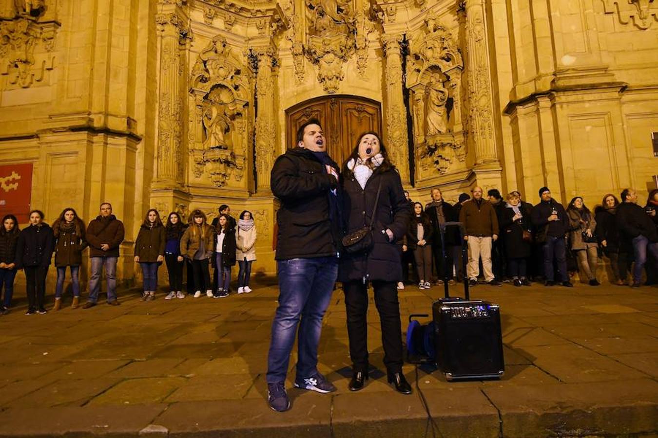 La soprano Ainhoa Garmendia y los cantantes de Opus Lirica improvisan un 'flashmob' junto a la iglesia de Santa María de la Parte Vieja