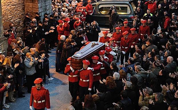 Multitudinario adiós a 'Ino' en Ermua