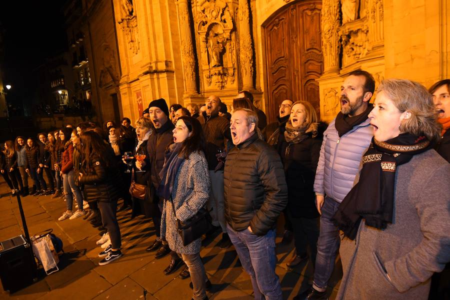 La soprano Ainhoa Garmendia y los cantantes de Opus Lirica improvisan un 'flashmob' junto a la iglesia de Santa María de la Parte Vieja