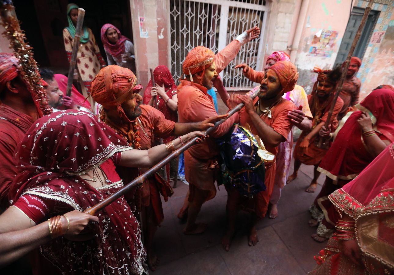 Numerosas localidades de la India celebran el festival Holi de los colores de la primavera