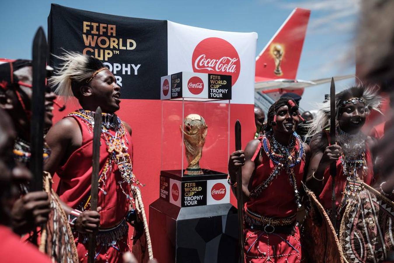El avión especial que transporta el Trofeo de la Copa Mundial de la FIFA durante su Gira Mundial ya ha llegado al aeropuerto internacional Jomo Kenyatta de Nairobi, Kenia. Un grupo de bailarines vestidos con atuendos tradicionales del país han recibido el trofeo en un ambiente muy festivo.