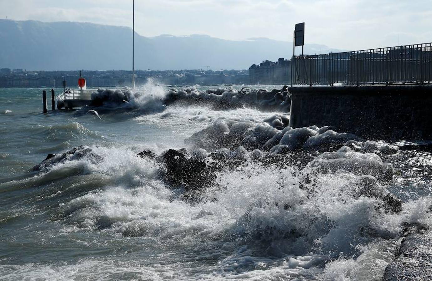 El lago de Ginebra, el mayor de Europa Occidental, también sufre las gélidas temperaturas de este invierno. Marca de ello son los grandes bloques de hielo que se han formado a su alrededor.