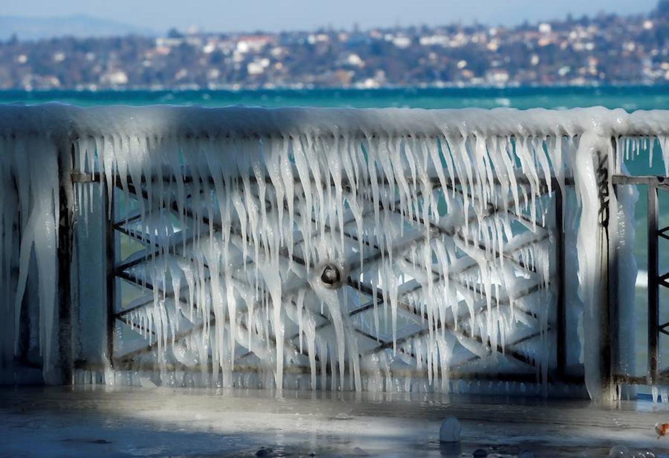 El lago de Ginebra, el mayor de Europa Occidental, también sufre las gélidas temperaturas de este invierno. Marca de ello son los grandes bloques de hielo que se han formado a su alrededor.