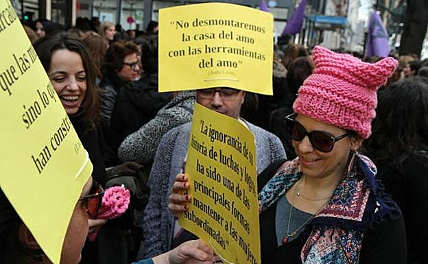 Concentración de mujeres en la Gran Via de Bilbao, con motivo del Dia Internacional de la Mujer.