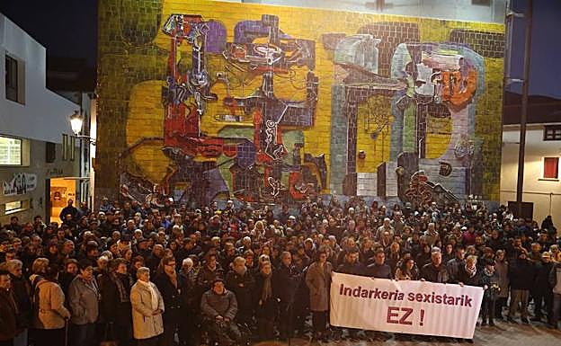 La concentración celebrada este lunes por la tarde en la Plaza Mikel Laboa de Usurbil