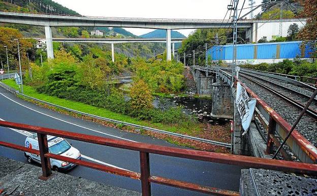 El bidegorri exigirá construir un puente paralelo al de la vía del tren.
