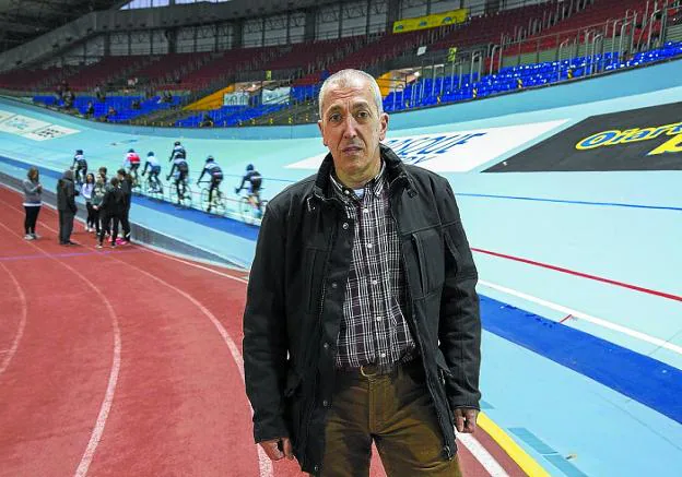 Avelino Perea, en el velódromo. Tras él, la zona en peor estado de la pista y una escena de la peligrosidad de la instalación, con los ciclistas cruzándose con los atletas sin protecciones de seguridad. 