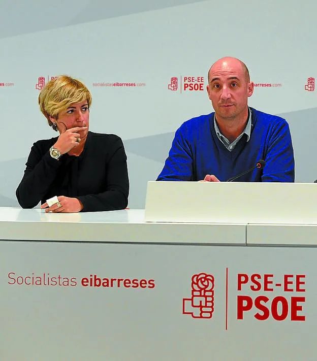 Los responsables del PSE, Ana Tellería y Jon Iraola. 