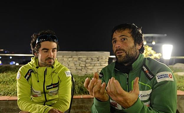 El alpinista vasco Alex Txikon (d). 